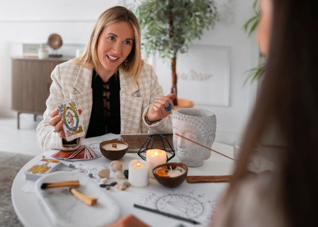 Marketing Holístico front view woman reading tarot home