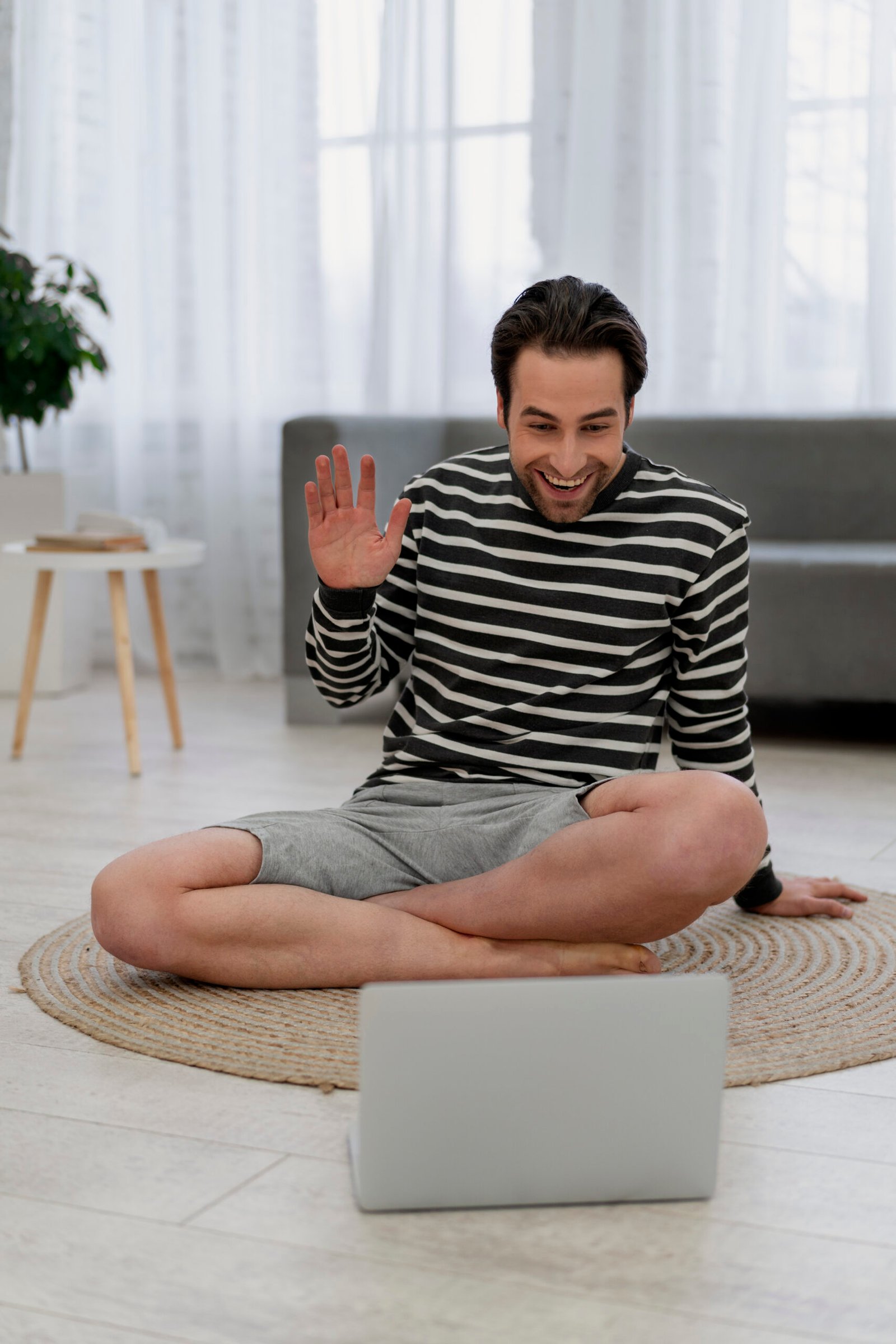 hombre haciendo tantra yoga online