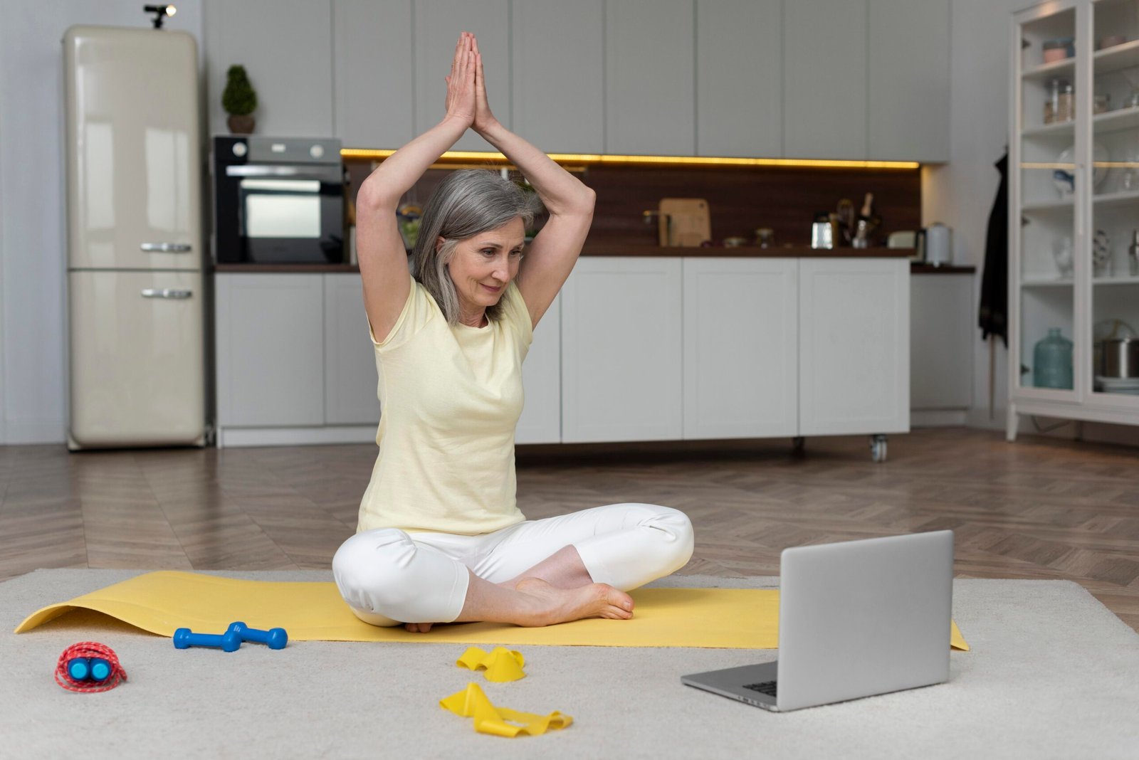 mujer haciendo tantra yoga online